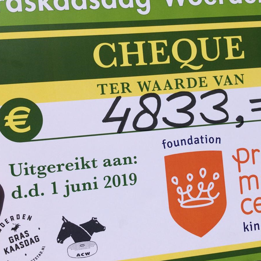 Veiling van de eerste graskaas op Graskaasdag in Woerden