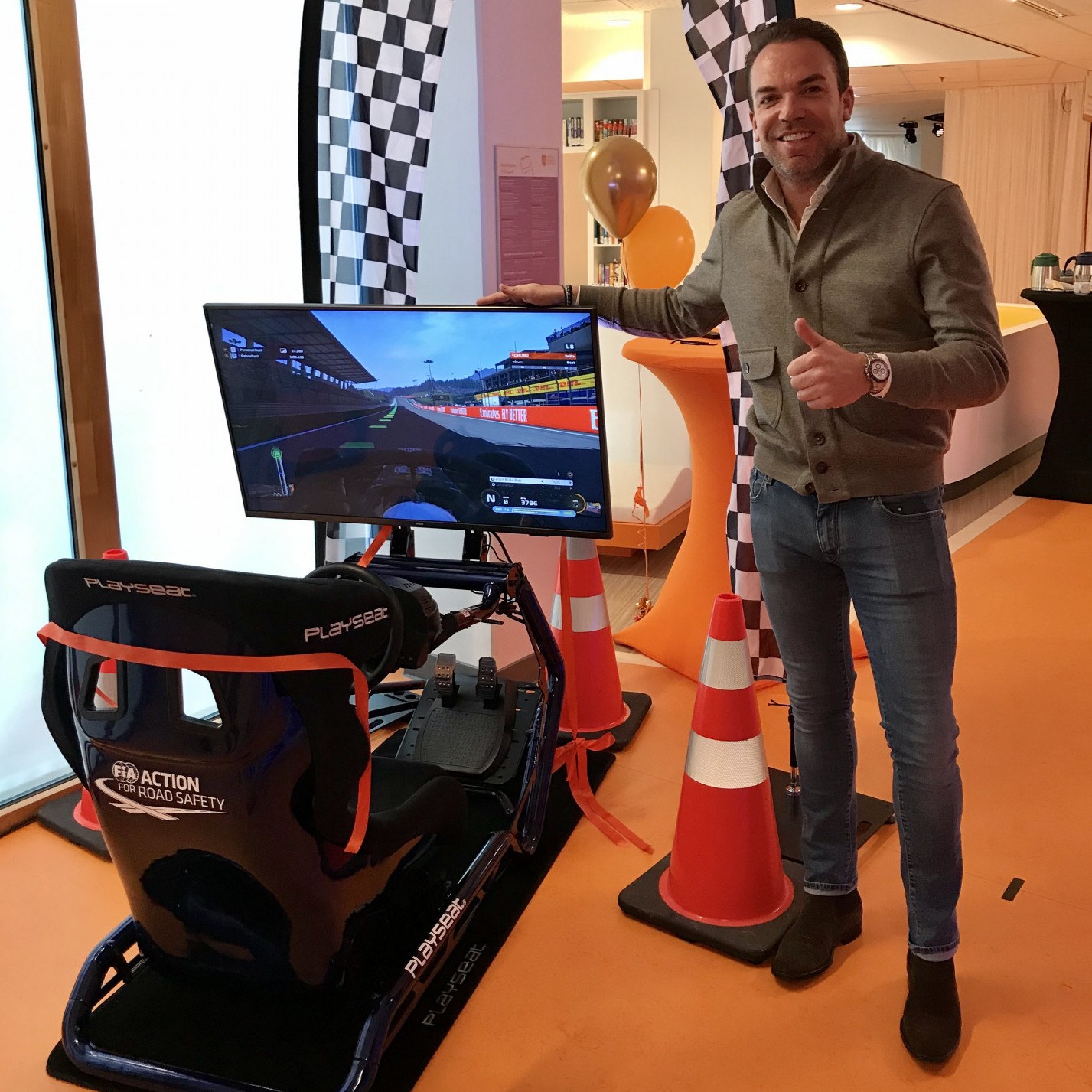 Ambassadeur Robert Doornbos schenkt  F1 simulator aan het Máxima