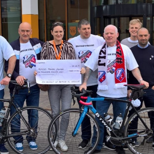 Britse fans fietsen naar Galgenwaard om FC Utrecht te supporten en het Máxima te steunen