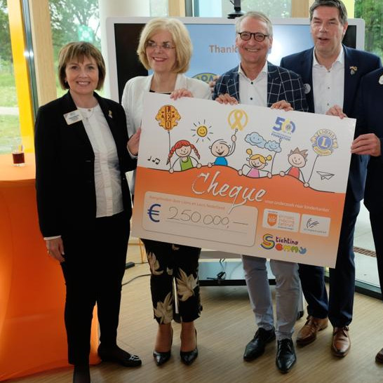 Lions Nederland overhandigt cheque van ruim € 200.000,- voor onderzoek naar kinderkanker