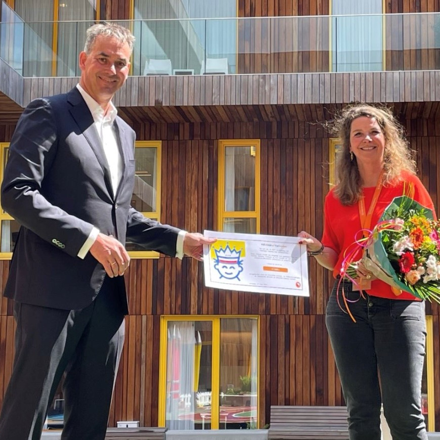 Utrechts Oranje Comité en oranje en wijkverenigingen steunen het Máxima met een prachtige donatie